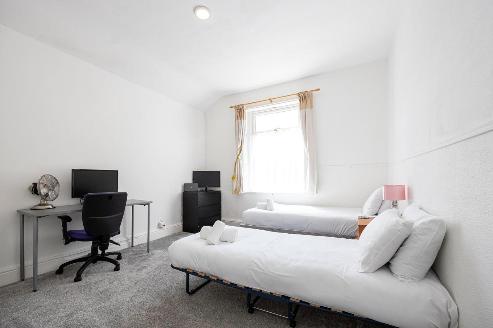 Guestready - Enchanting Life In Gorse Hill Manchester Exterior foto