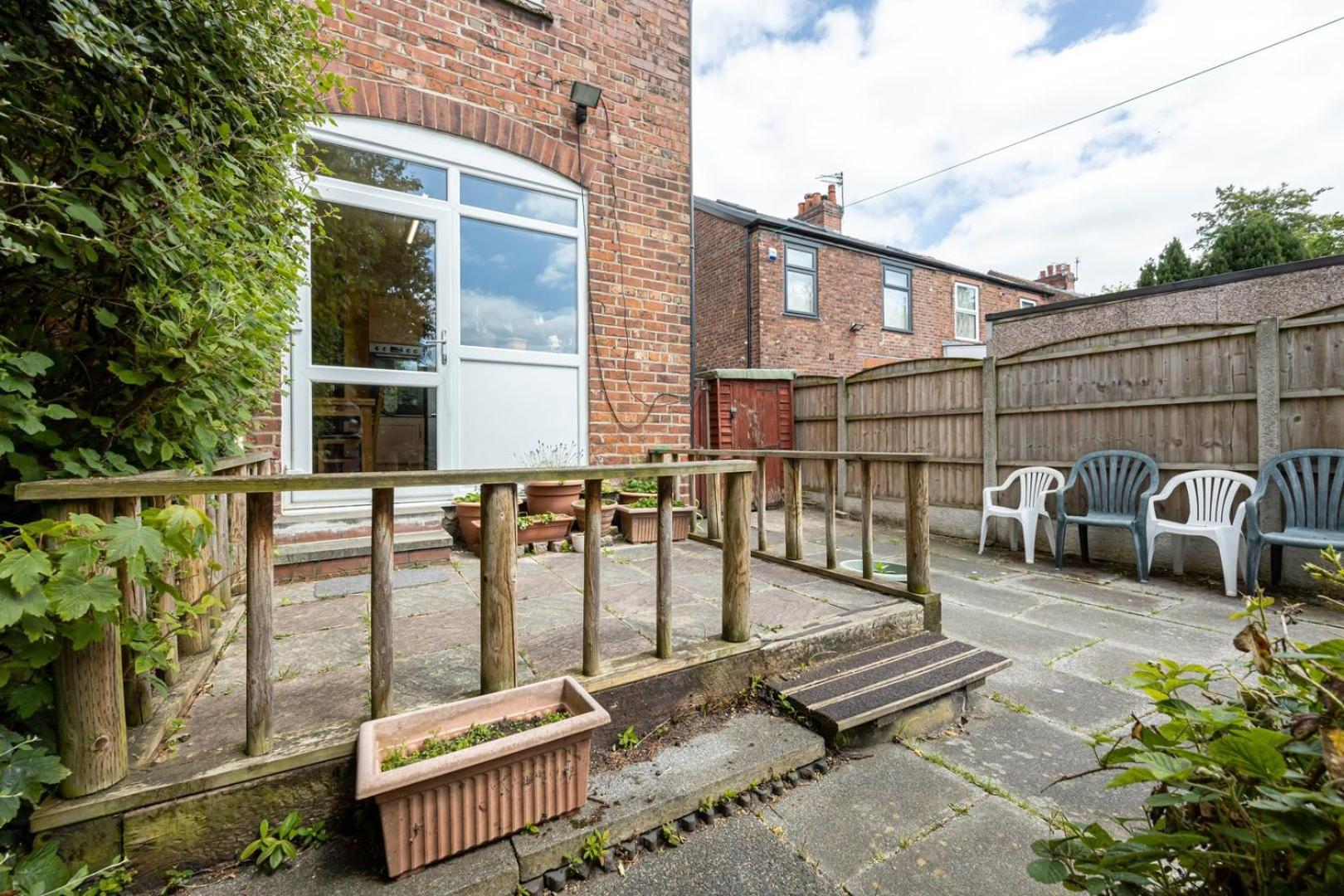 Guestready - Enchanting Life In Gorse Hill Manchester Exterior foto
